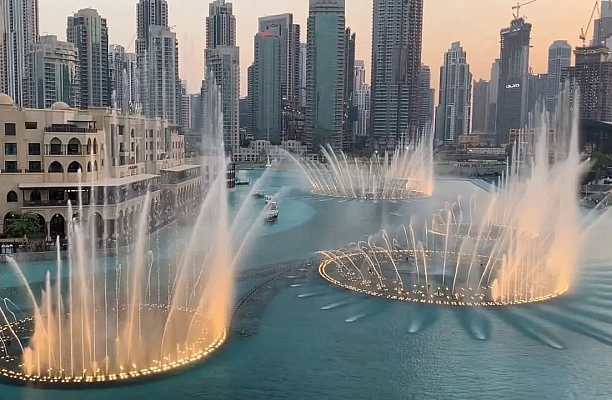 Dubai Fountain: A Dazzling Display of Water, Music and Light